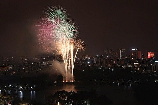 In pictures: Fireworks Display in Hanoi Celebrates national reunification day
