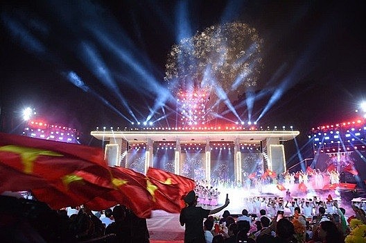 In pictures: Fireworks Display in Hanoi Celebrates national reunification day