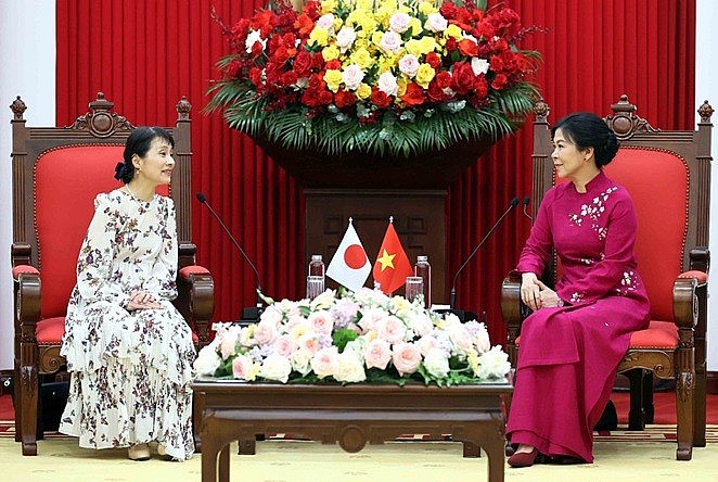 Spouses of Vietnamese, Japanese Leaders Engage in Making 'Banh Com'