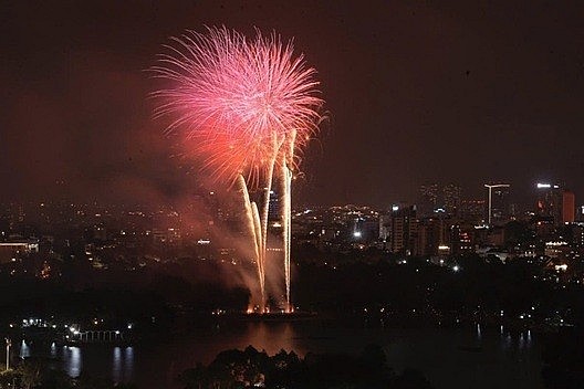 In pictures: Fireworks Display in Hanoi Celebrates national reunification day
