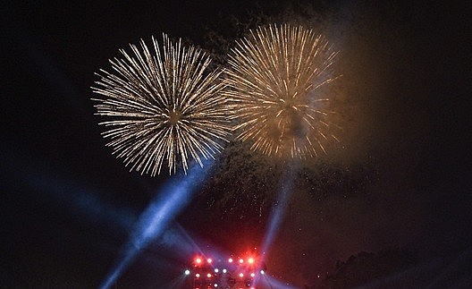 In pictures: Fireworks Display in Hanoi Celebrates national reunification day