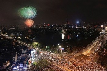 In pictures: Fireworks Display in Hanoi Celebrates national reunification day