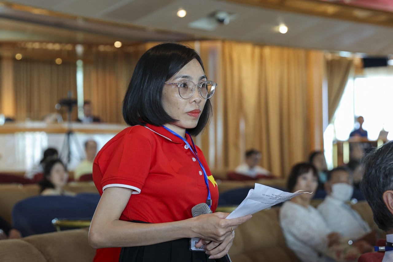 Vyong Thi Quyen shared her story with international delegates.  (Photo: Đinh Hòa)