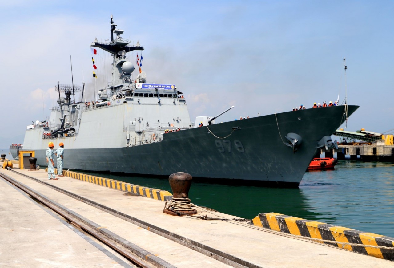 The destroyer Kang Gam Chan docks at Tien Sa Port. 