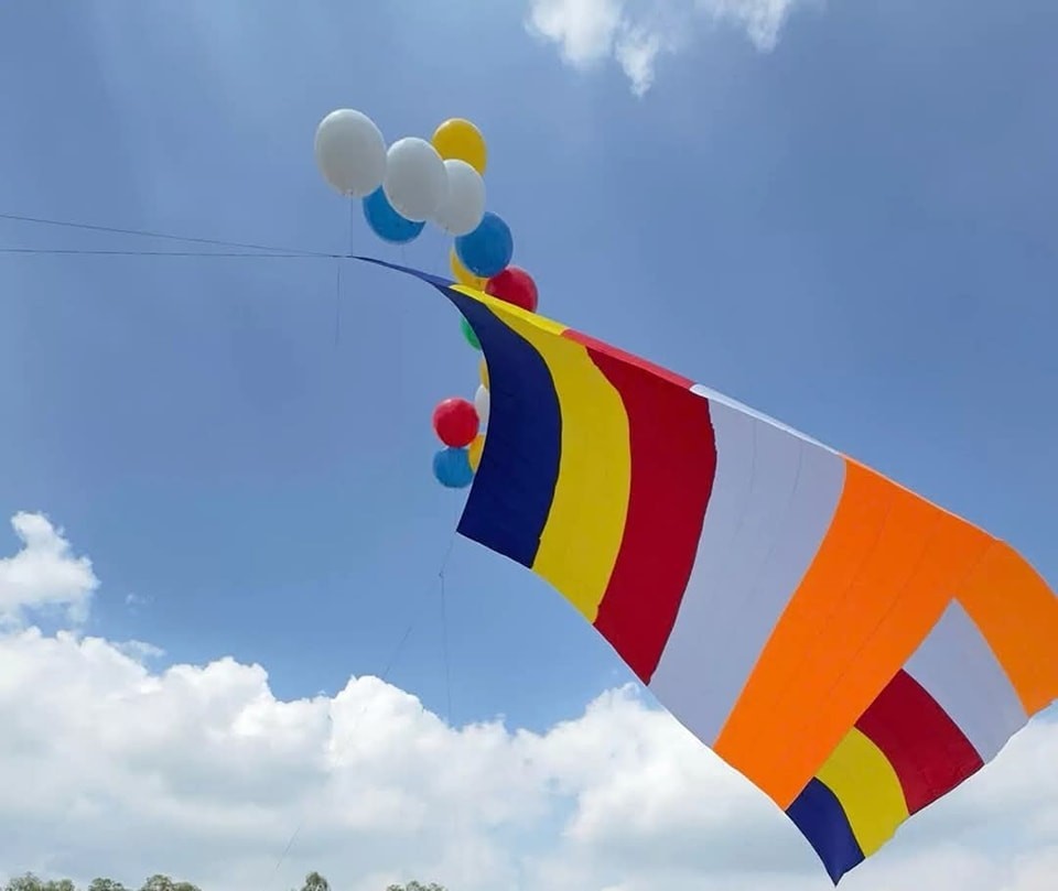 The moment of raising the Buddhist flag to welcome the UN Day of Vesak 2025. (Photo: Organizing Committee)