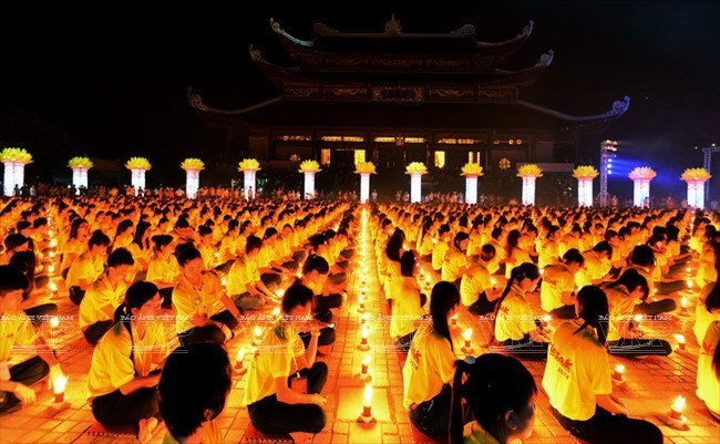 The candle-lighting ceremony praying for peace and happiness for humanity at Vesak 2014. (Photo: Vietnam Pictorial)