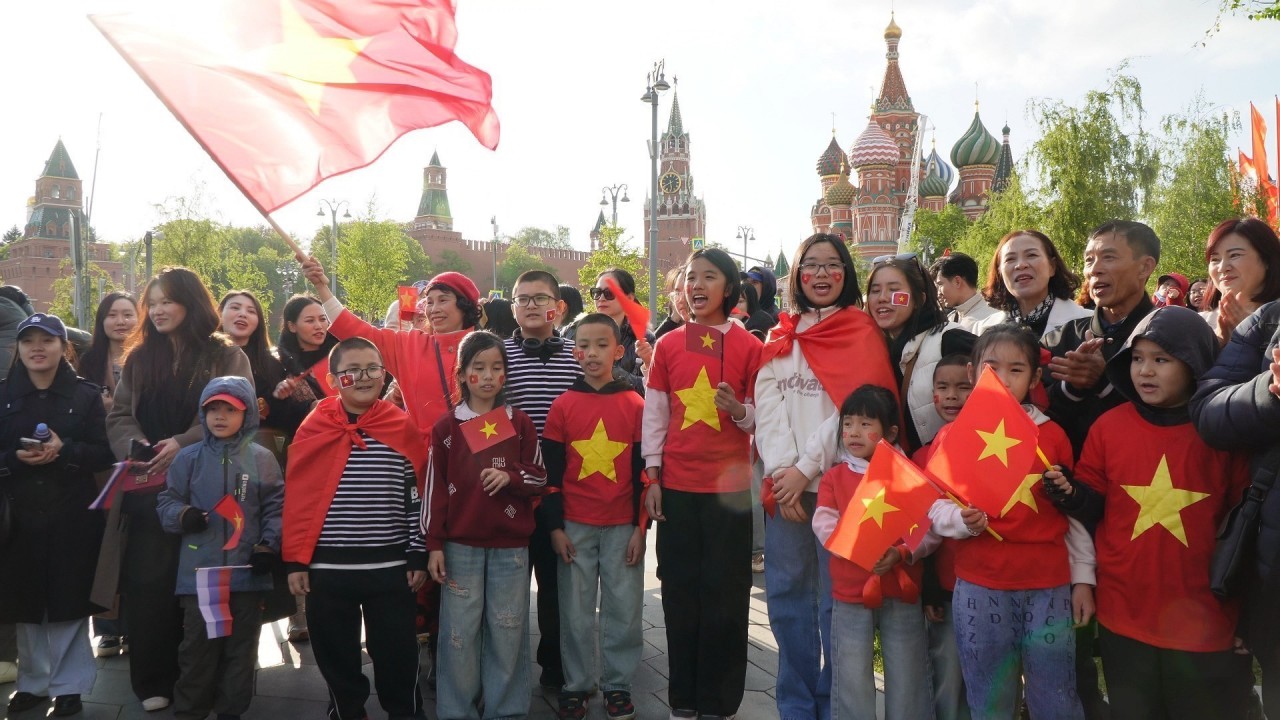 Overseas Vietnamese in Russia Welcome Vietnam People's Army Delegation at Red Square