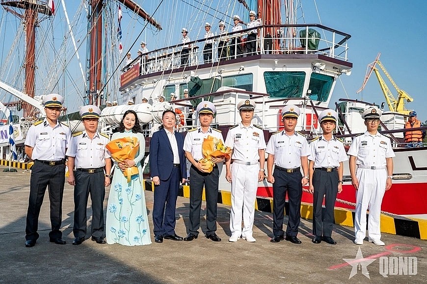 Vietnamese officers and sailors aboard Sailing Ship 286 - Le Quy Don at the welcoming ceremony. (Photo: PANO)