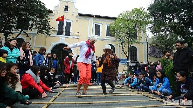 Foreign tourists enjoy a folk cultural activity in Hanoi (Photo: Nhan dan Newspaper) Foreign tourists enjoy a folk cultural activity in Hanoi (Photo: Nhan dan Newspaper)