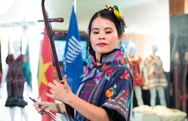 vietnam silk brocade exhibition underway in wipo headquarters