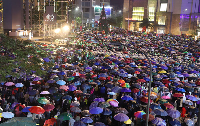 In photos and video: Thousands of Vietnamese swarming to streets for New Year 2021 welcoming
