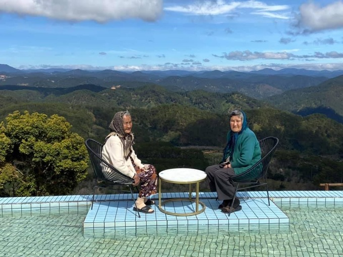 Unique check-in photos of two 90-year-old women stun netizens