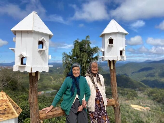 Unique check-in photos of two 90-year-old women stun netizens