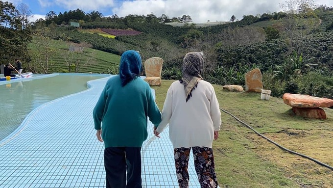Unique check-in photos of two 90-year-old women stun netizens