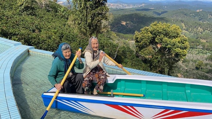 Unique check-in photos of two 90-year-old women stun netizens