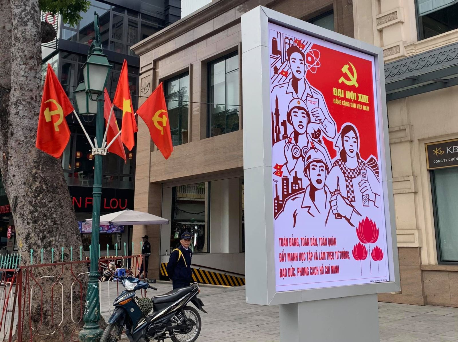 Hanoi streets brilliantly decorated to welcome 13th National Party Congress