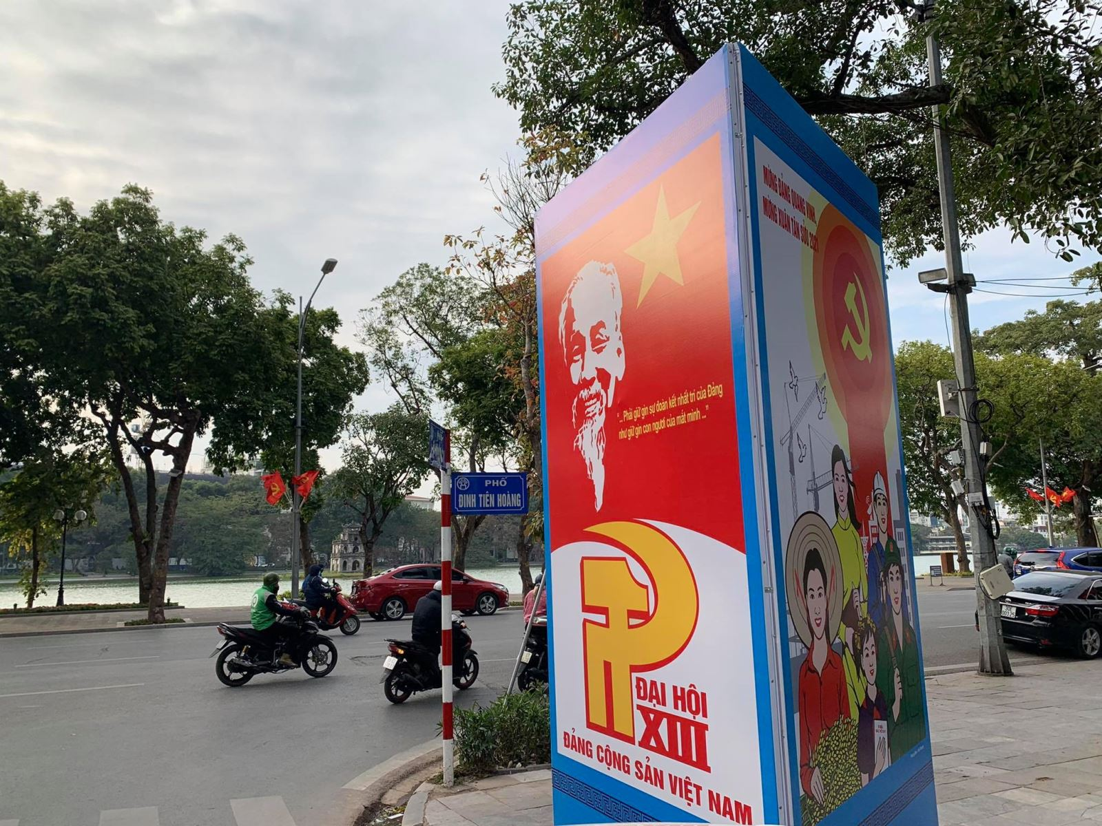 Hanoi streets brilliantly decorated to welcome 13th National Party Congress