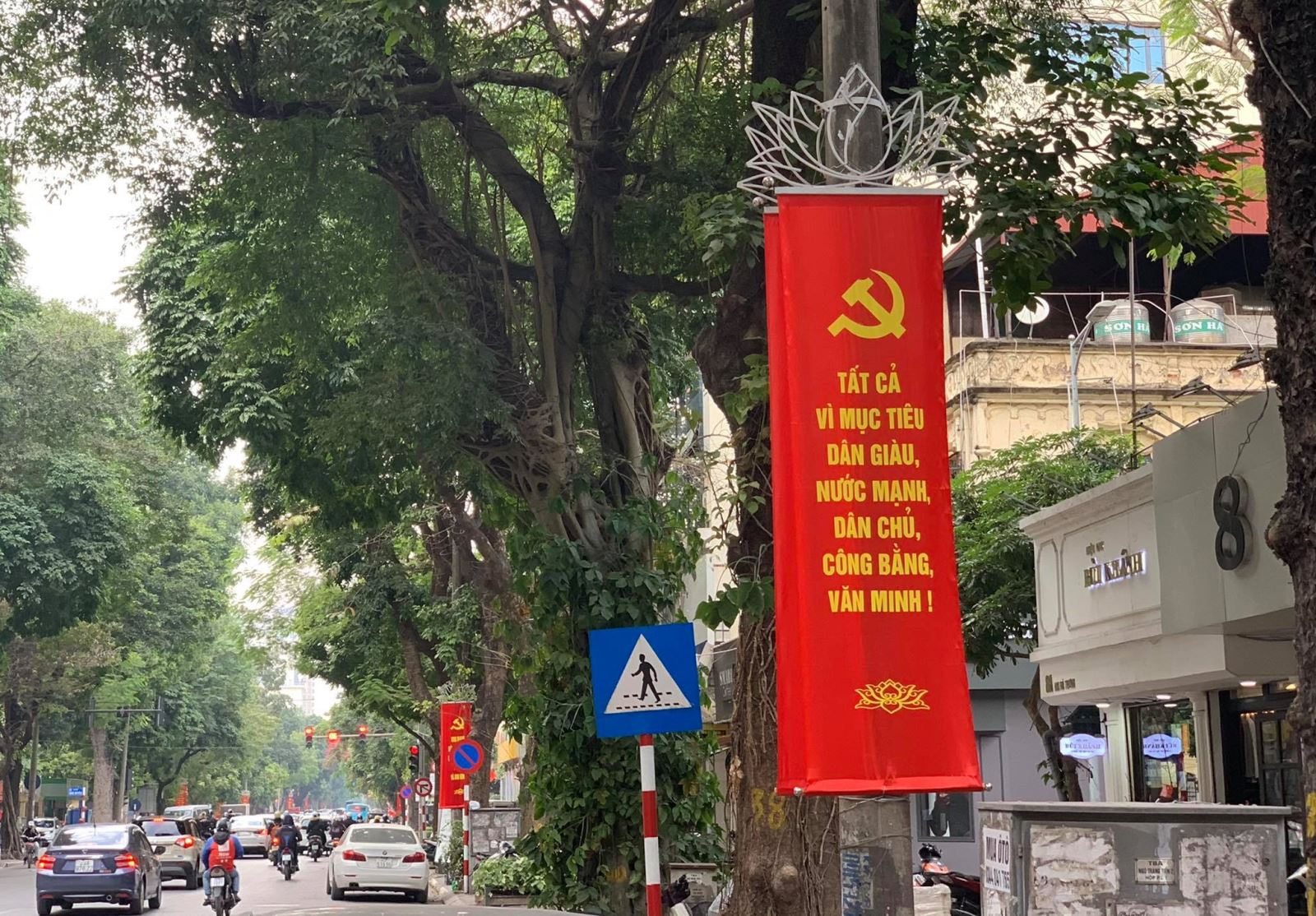 Hanoi streets brilliantly decorated to welcome 13th National Party Congress