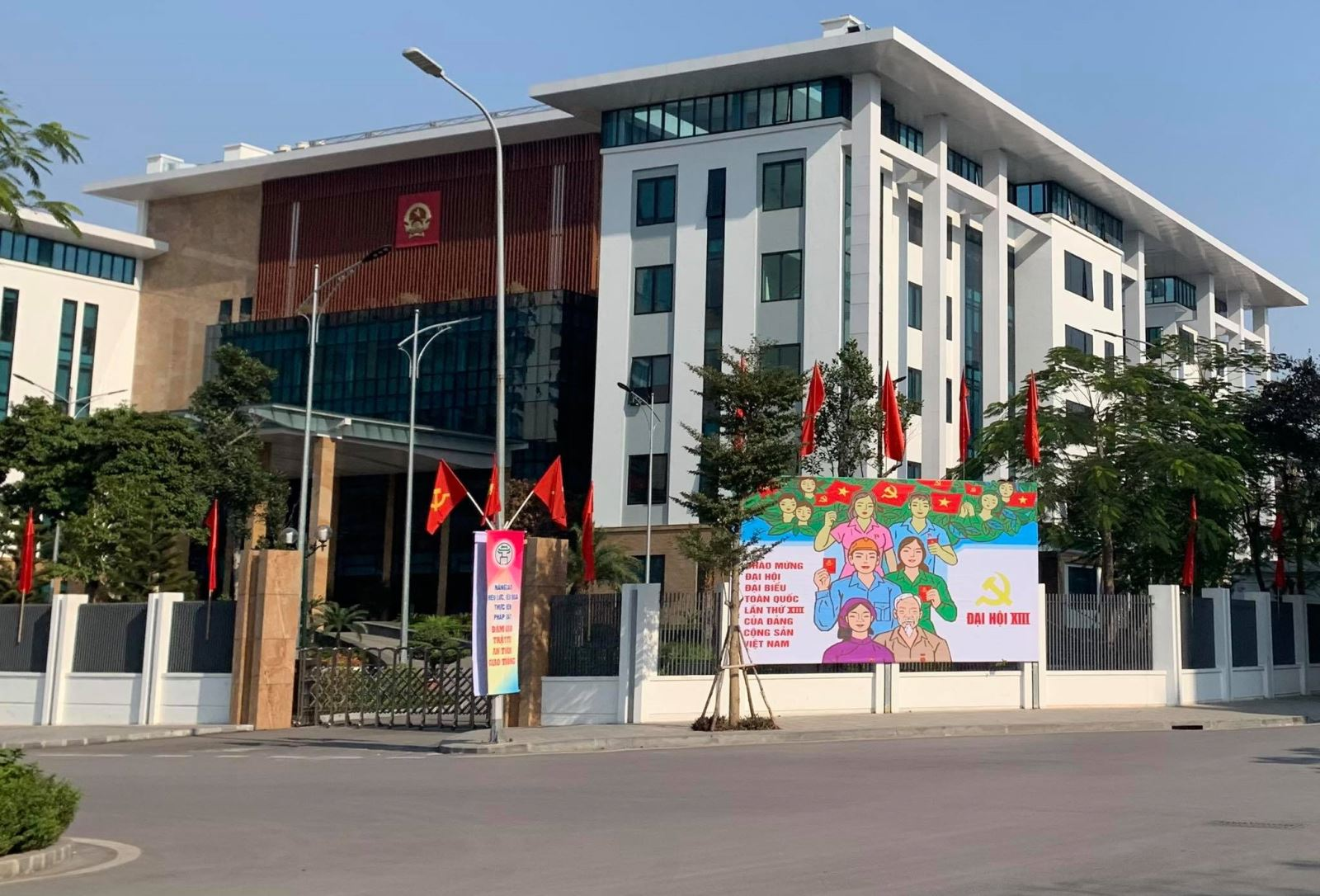 Hanoi streets brilliantly decorated to welcome 13th National Party Congress