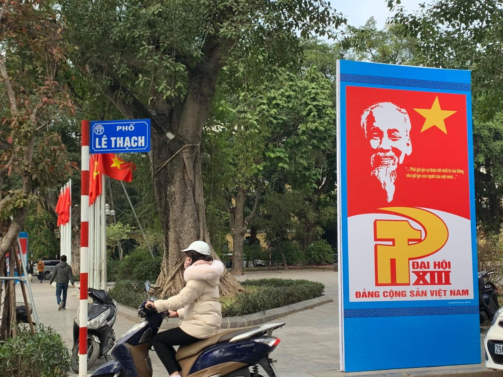 Hanoi streets brilliantly decorated to welcome 13th National Party Congress
