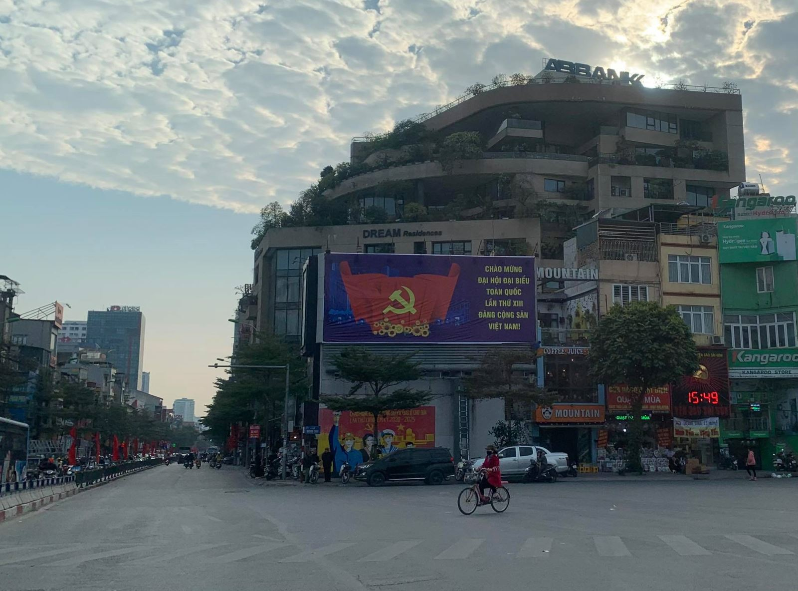 Hanoi streets brilliantly decorated to welcome 13th National Party Congress