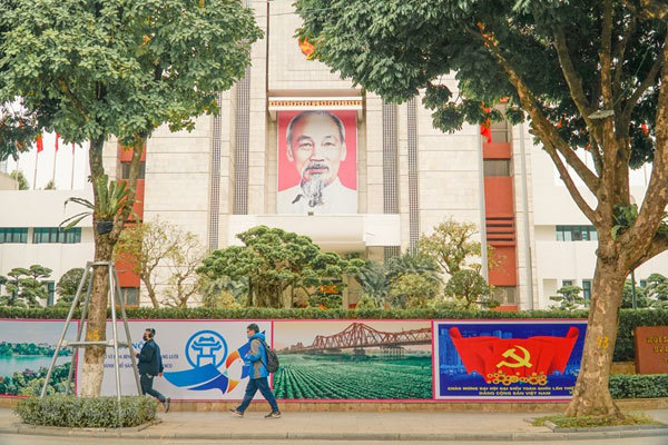 Hanoi streets brilliantly decorated to welcome 13th National Party Congress