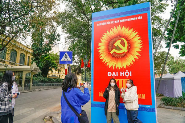 Hanoi streets brilliantly decorated to welcome 13th National Party Congress
