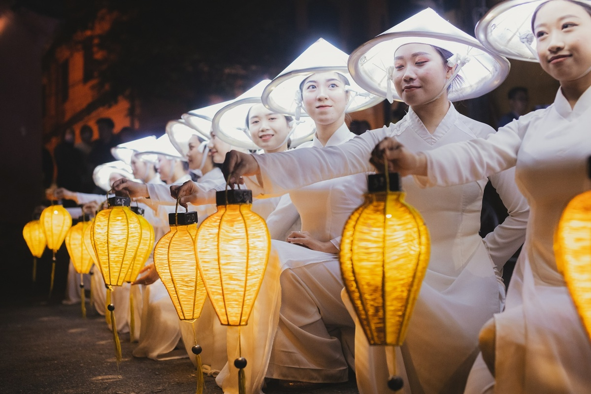 Ao dai show excites crowds at Hoi An Ancient Town