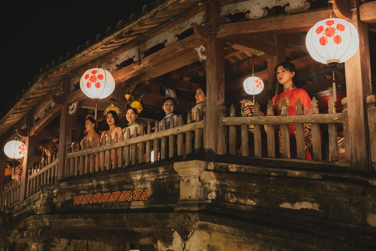 Ao dai show excites crowds at Hoi An Ancient Town