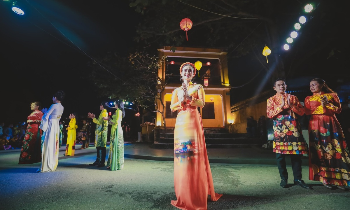 Ao dai show excites crowds at Hoi An Ancient Town
