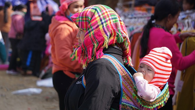 Immersing in unique cultural beauty of Nhi Son market