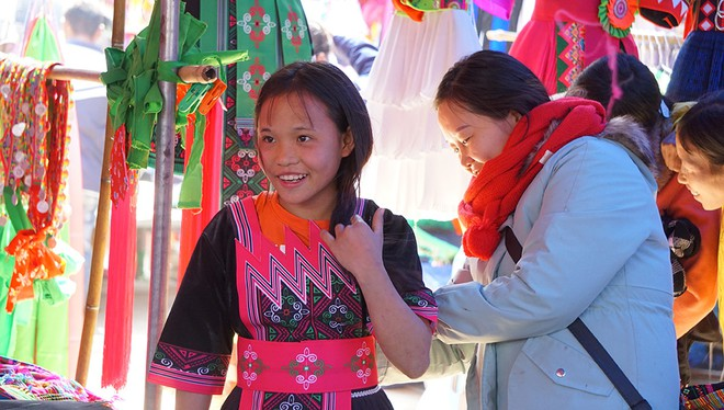 Immersing in unique cultural beauty of Nhi Son market