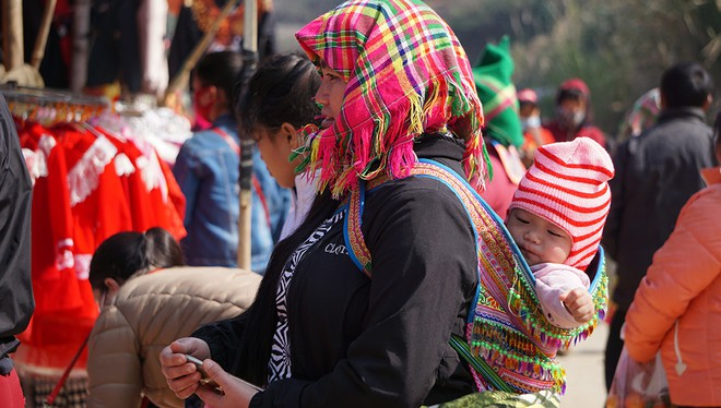 Immersing in unique cultural beauty of Nhi Son market