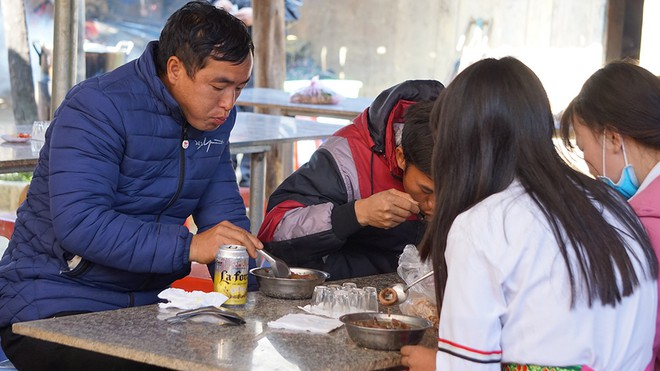 Immersing in unique cultural beauty of Nhi Son market
