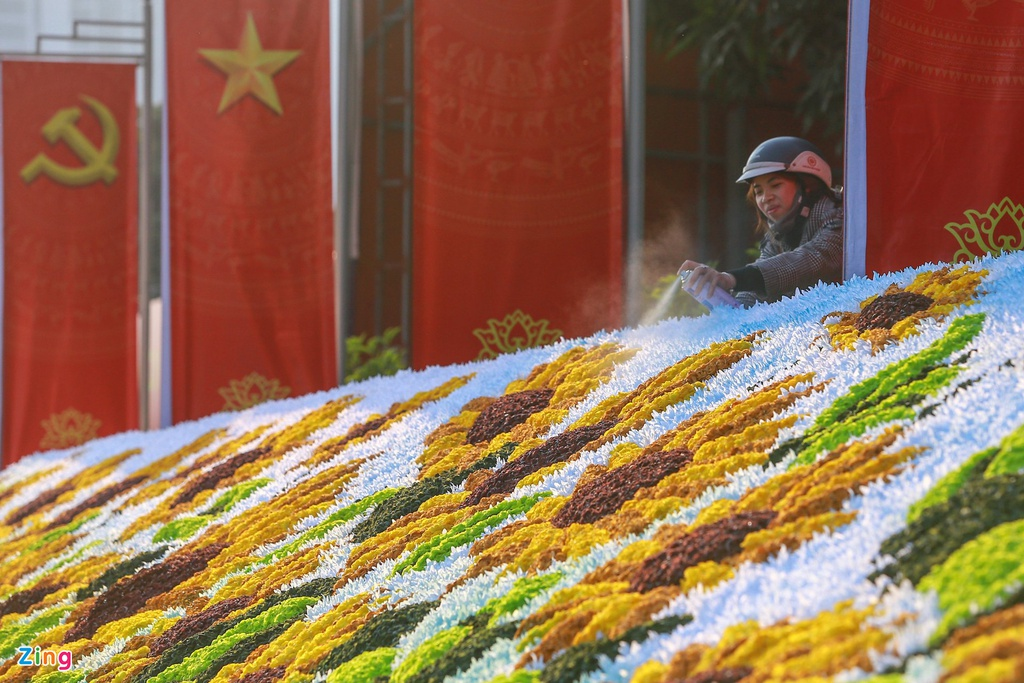 Hanoi streets radiantly adorned to welcome 13th National Party Congress