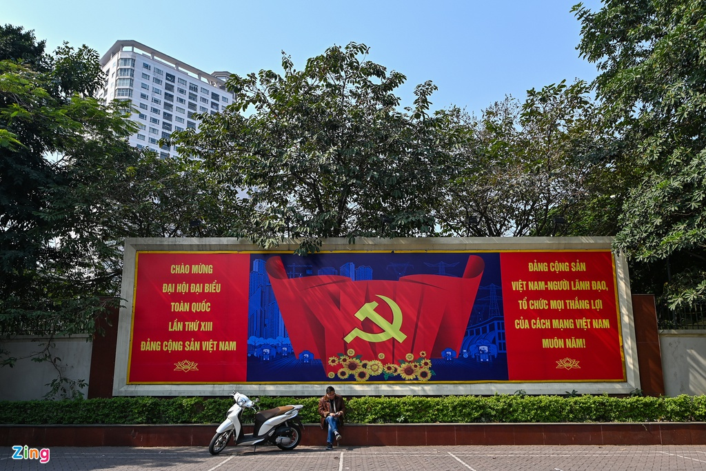 Hanoi streets radiantly adorned to welcome 13th National Party Congress
