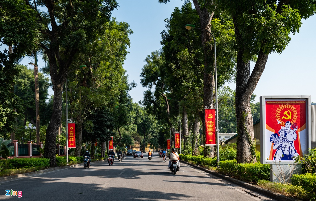 Hanoi streets radiantly adorned to welcome 13th National Party Congress
