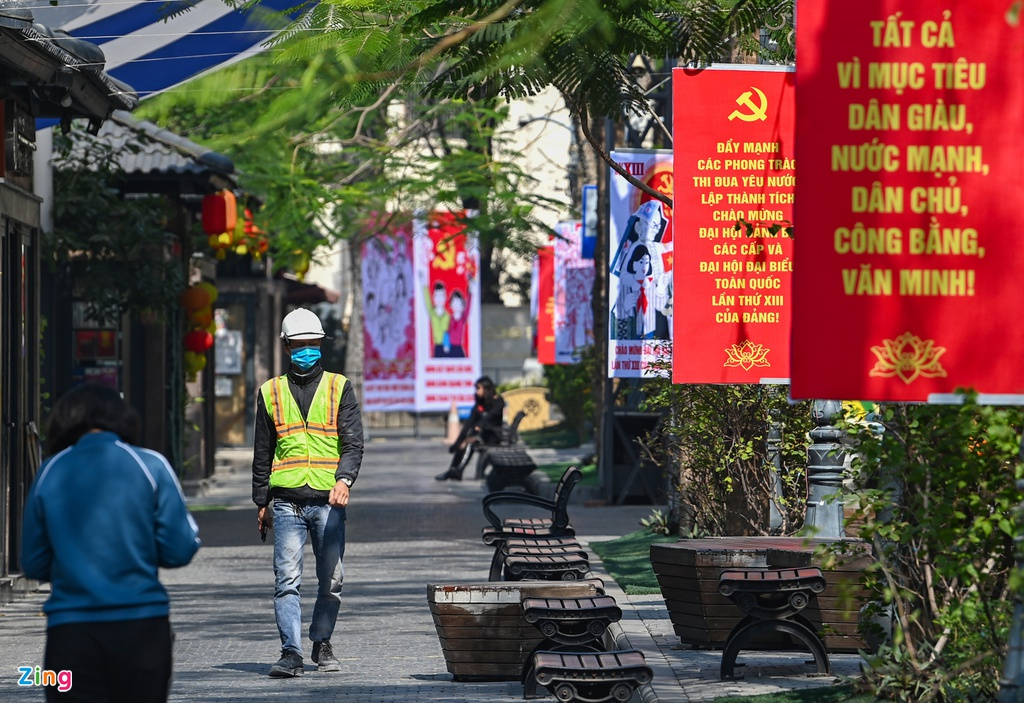 Hanoi streets radiantly adorned to welcome 13th National Party Congress