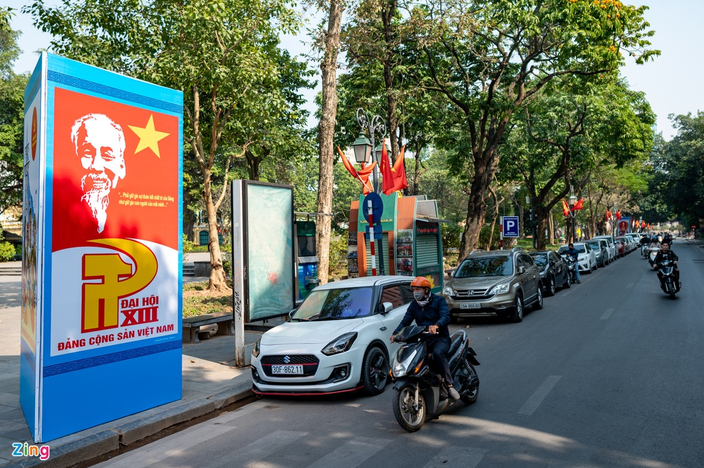 Hanoi streets radiantly adorned to welcome 13th National Party Congress