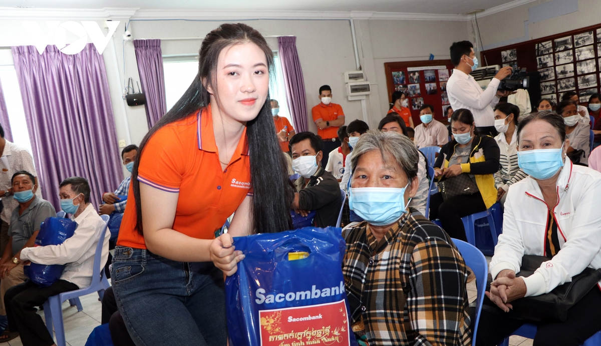 Presenting Tet gifts to Vietnamese expats with difficult circumstances in Cambodia