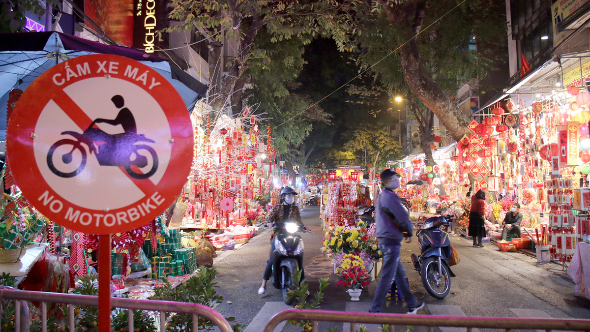 Tet flower markets in Hanoi Old Quarter deserted due to Covid-19, in photos