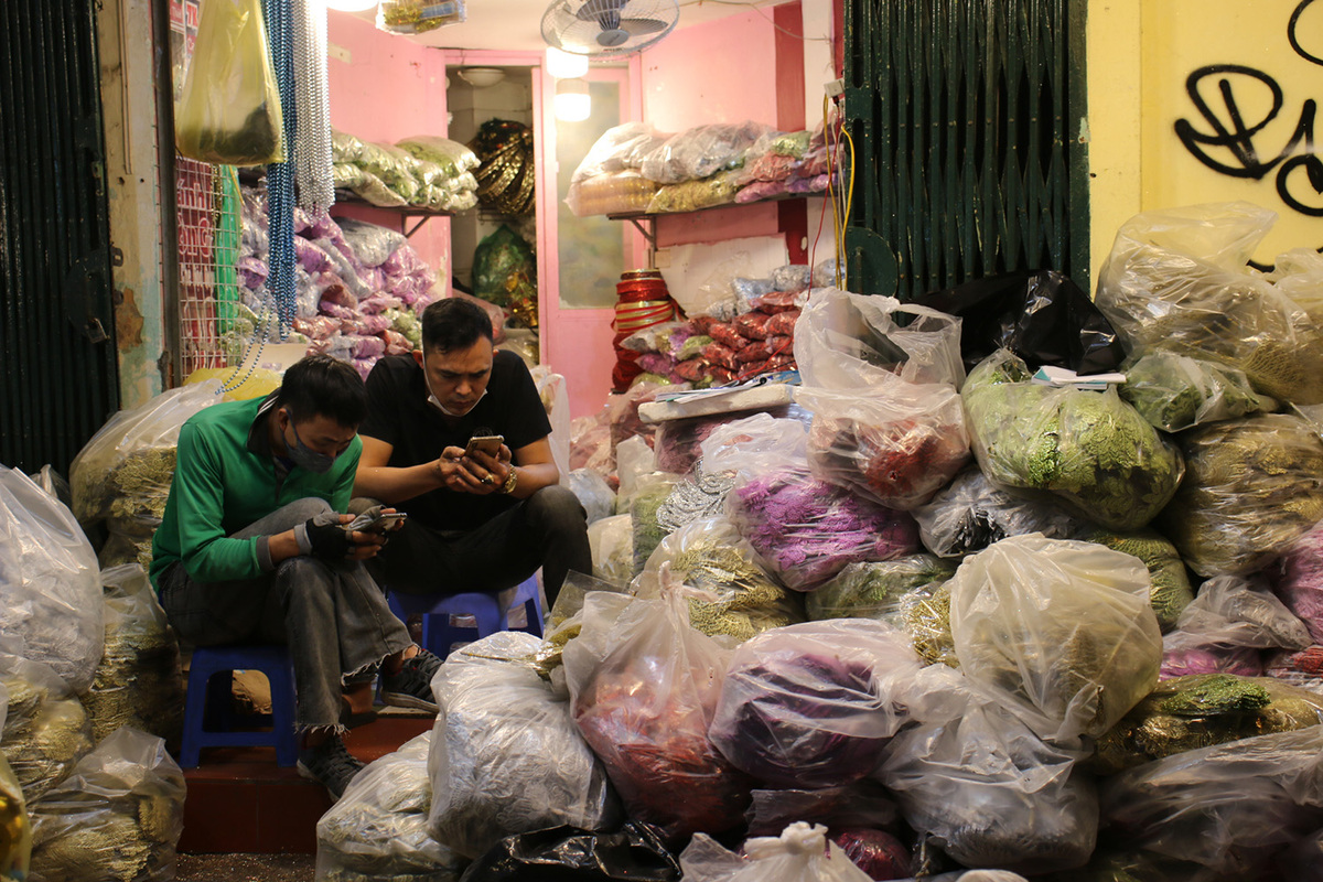 Tet flower markets in Hanoi Old Quarter deserted due to Covid-19, in photos