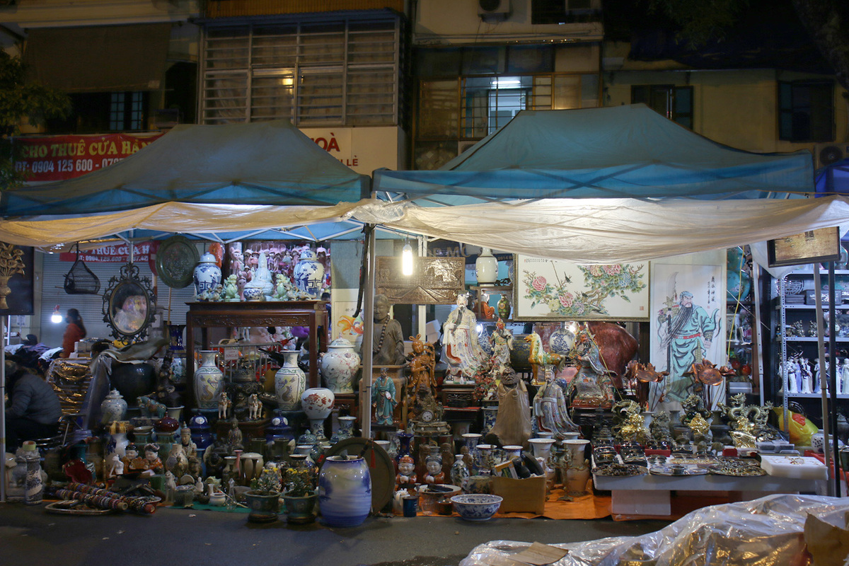 Tet flower markets in Hanoi Old Quarter deserted due to Covid-19, in photos