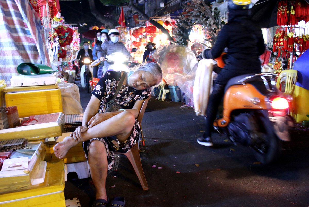 Tet flower markets in Hanoi Old Quarter deserted due to Covid-19, in photos