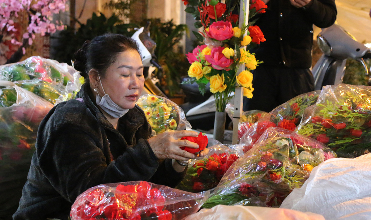 Tet flower markets in Hanoi Old Quarter deserted due to Covid-19, in photos