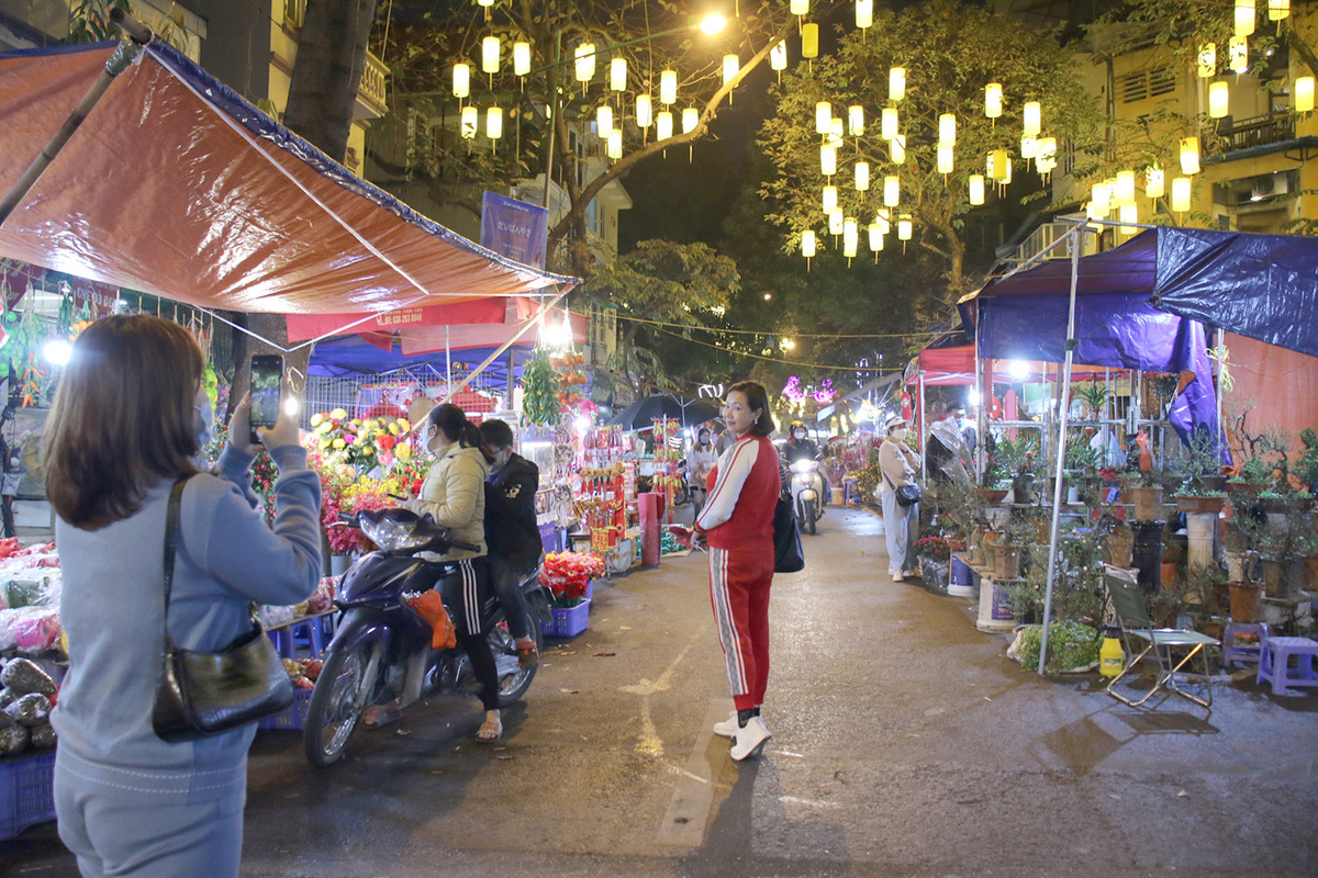 Tet flower markets in Hanoi Old Quarter deserted due to Covid-19, in photos