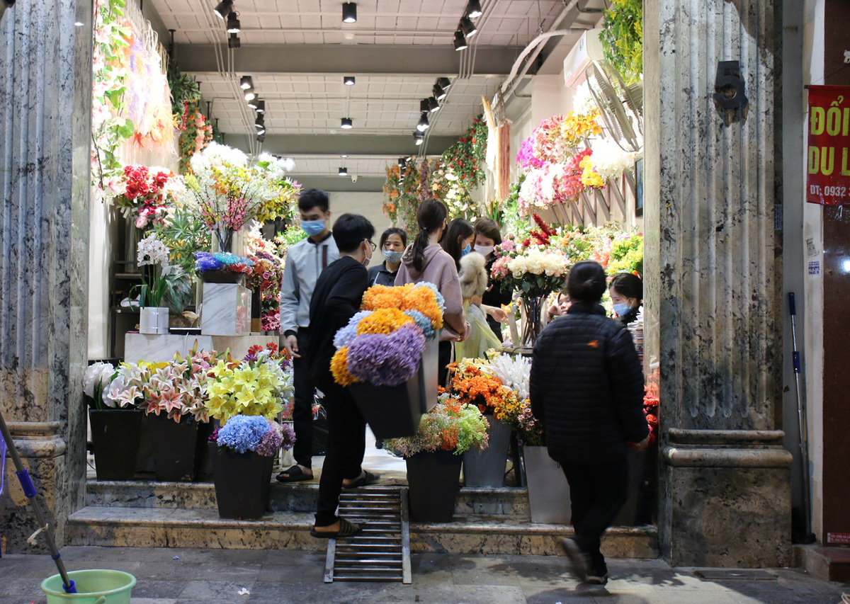 Tet flower markets in Hanoi Old Quarter deserted due to Covid-19, in photos