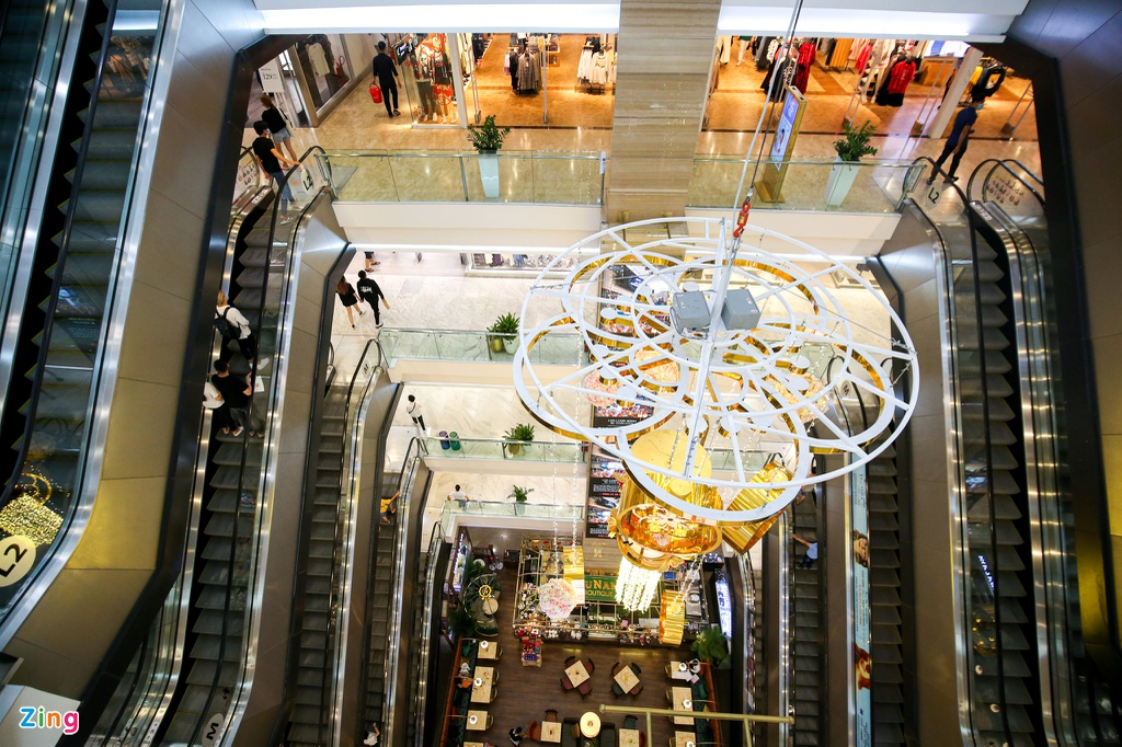 photos hcmcs shopping centers deserted ahead of tet due to covid 19