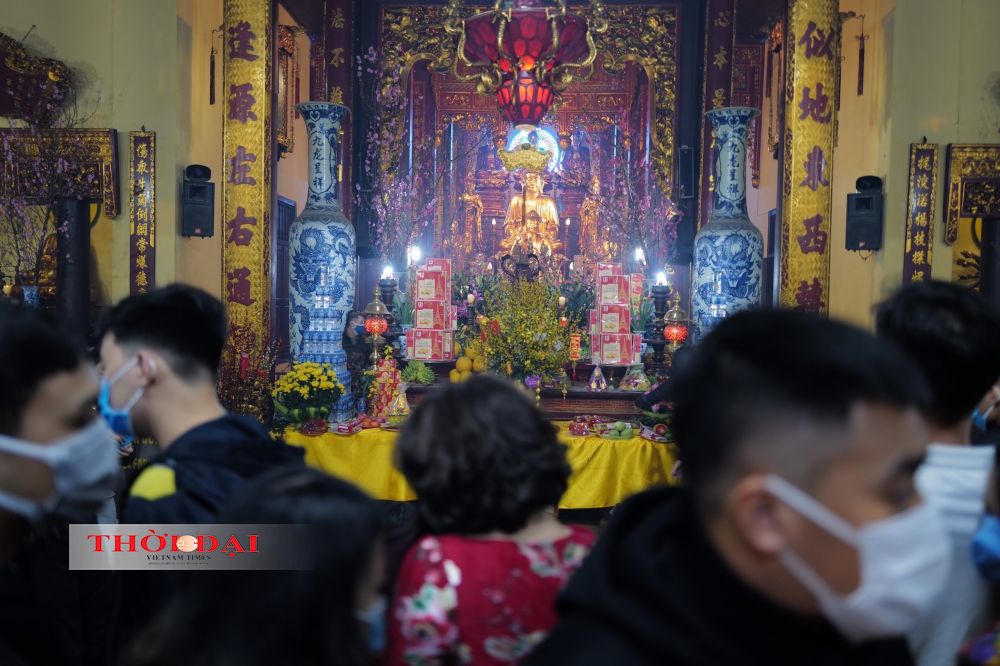 People follow Covid-19 safety protocol while visiting Quan Su pagoda