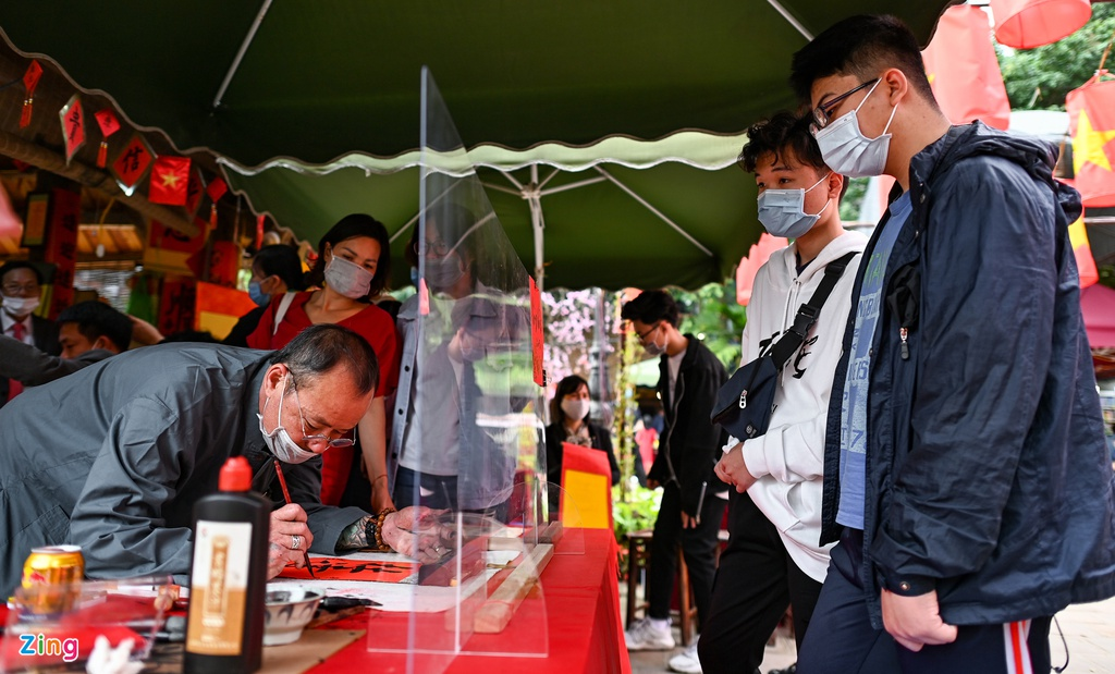 Calligraphers wear face masks, give words in Temple of Literature